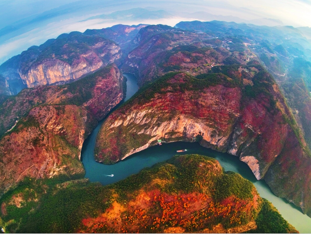 鸟瞰巫山小三峡"鱼头湾"(图五)和小三峡"心形绝壁"(图九)
