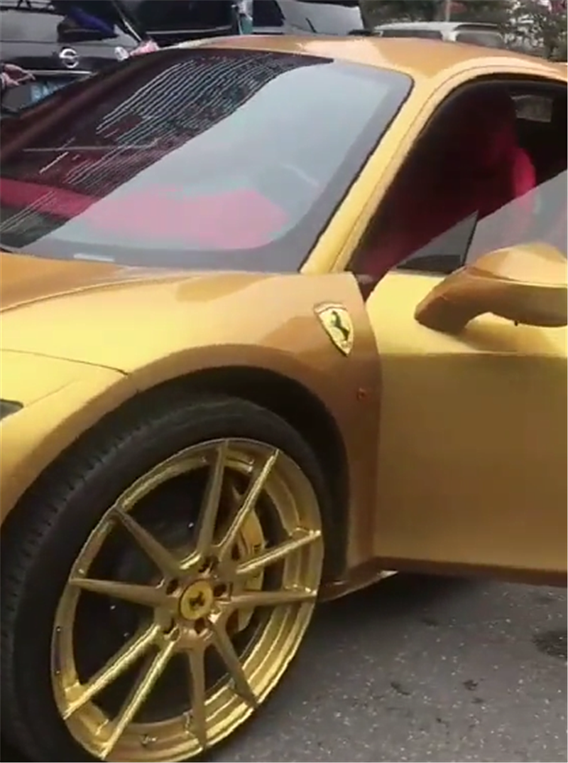 全身"土豪金"法拉利现广东,连车标都是金色,但亮点却是车牌!