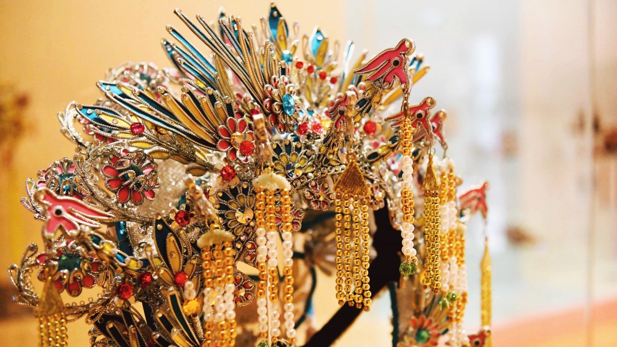 陈国源老先生60多年来都在倾心倾力制作粤剧帽饰,人老心不老_高清图集