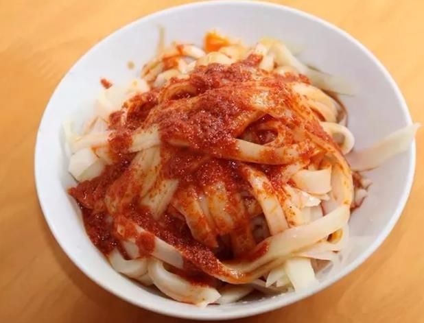 贵州遵义有一种夏季消暑小吃,叫做"鸭溪凉粉",清凉爽口