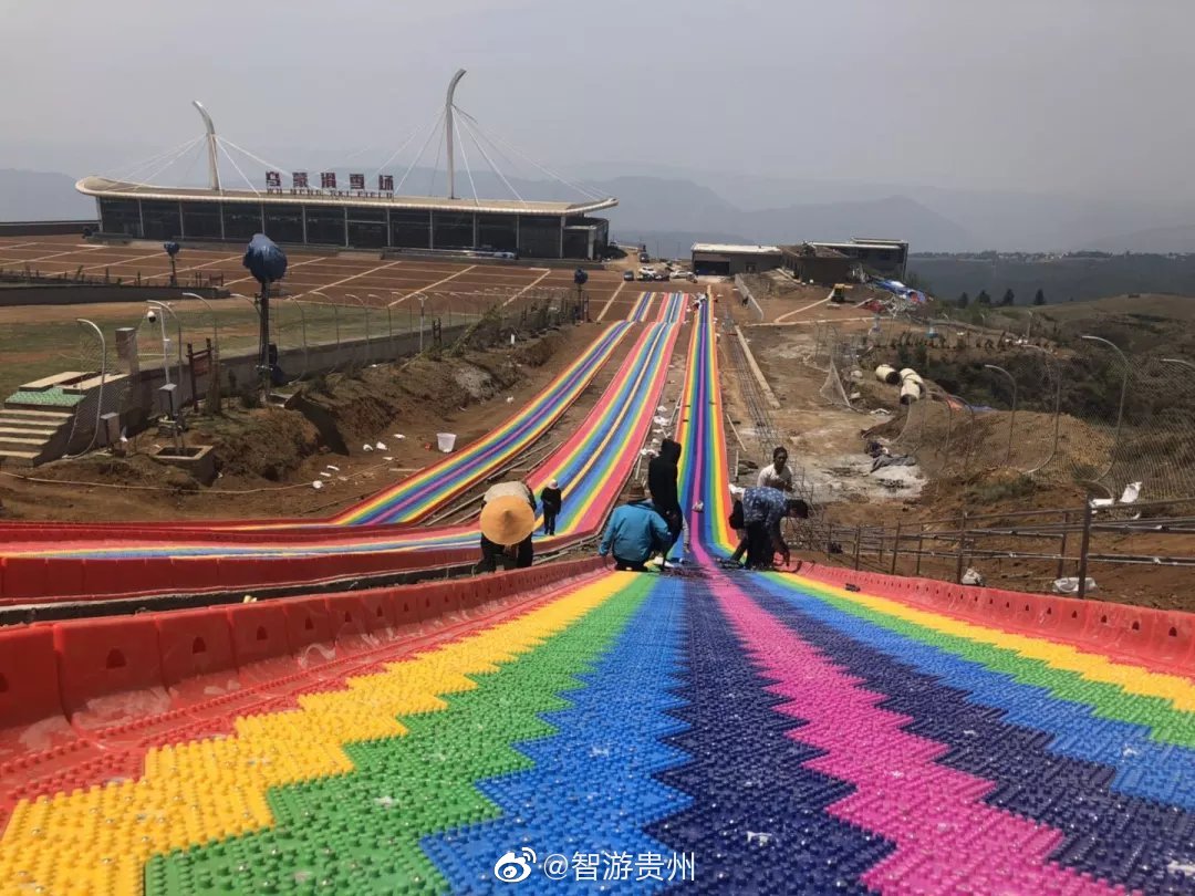乌蒙大草原 ​网红七彩滑道季节已到,乌蒙滑雪场为你架座彩虹桥