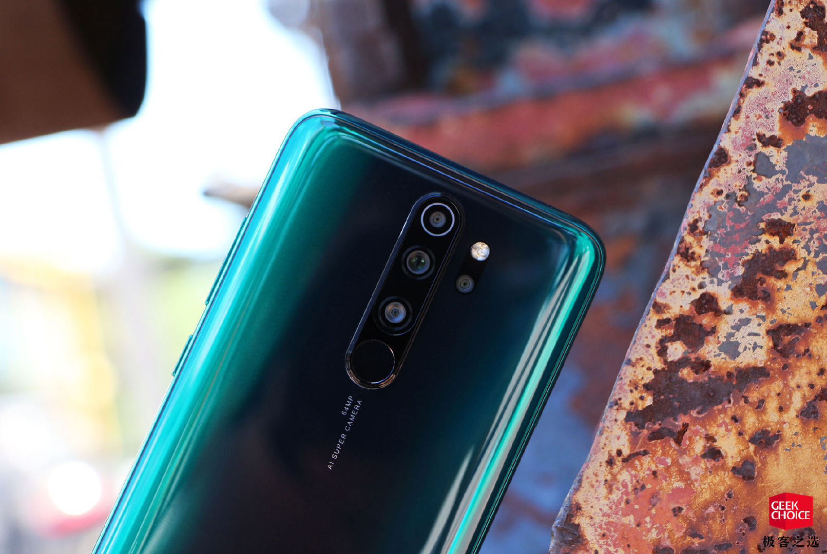 redmi note 8 pro 采用了和上代产品一样的水滴屏(lcd 材质),不过屏幕