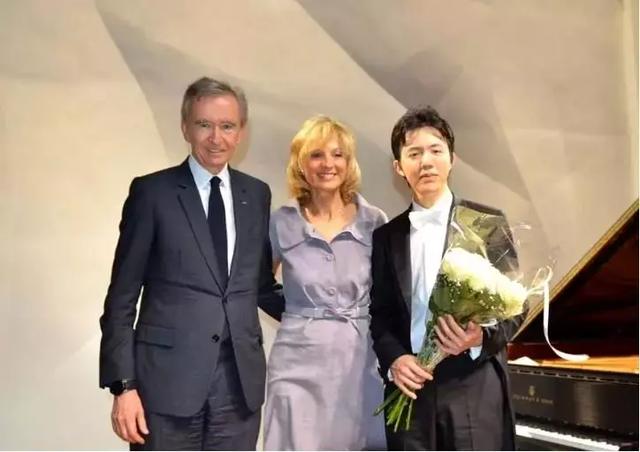 李云迪(右)与伯纳德·阿诺特及夫人合影未料,伯纳德·阿诺特是"一颗