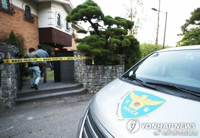 据韩媒,目前,韩警方已经封锁了雪莉位于京畿道城南市寿井区的住宅