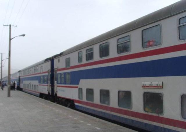 火车也有双层,观光舒适两不误,坐过一次便不曾忘记