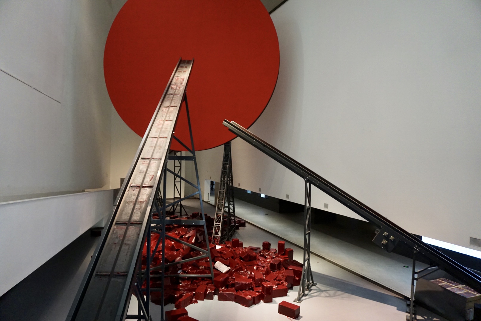 今天来看知名当代艺术家安尼施·卡普尔在@中央美术学院美术馆 的大型