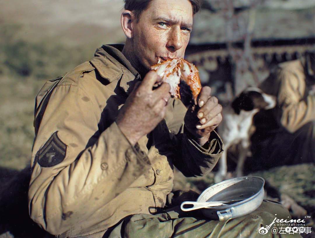 感恩节吃鸡的美国兵