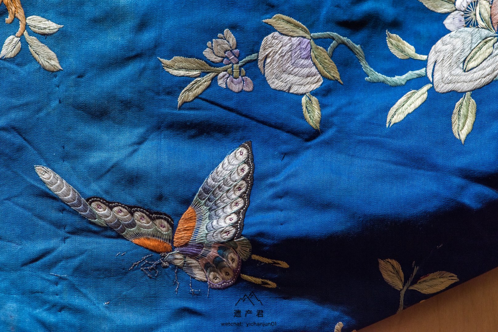 哈密市博物馆藏· 清代蓝底斜纹刺绣花卉马褂