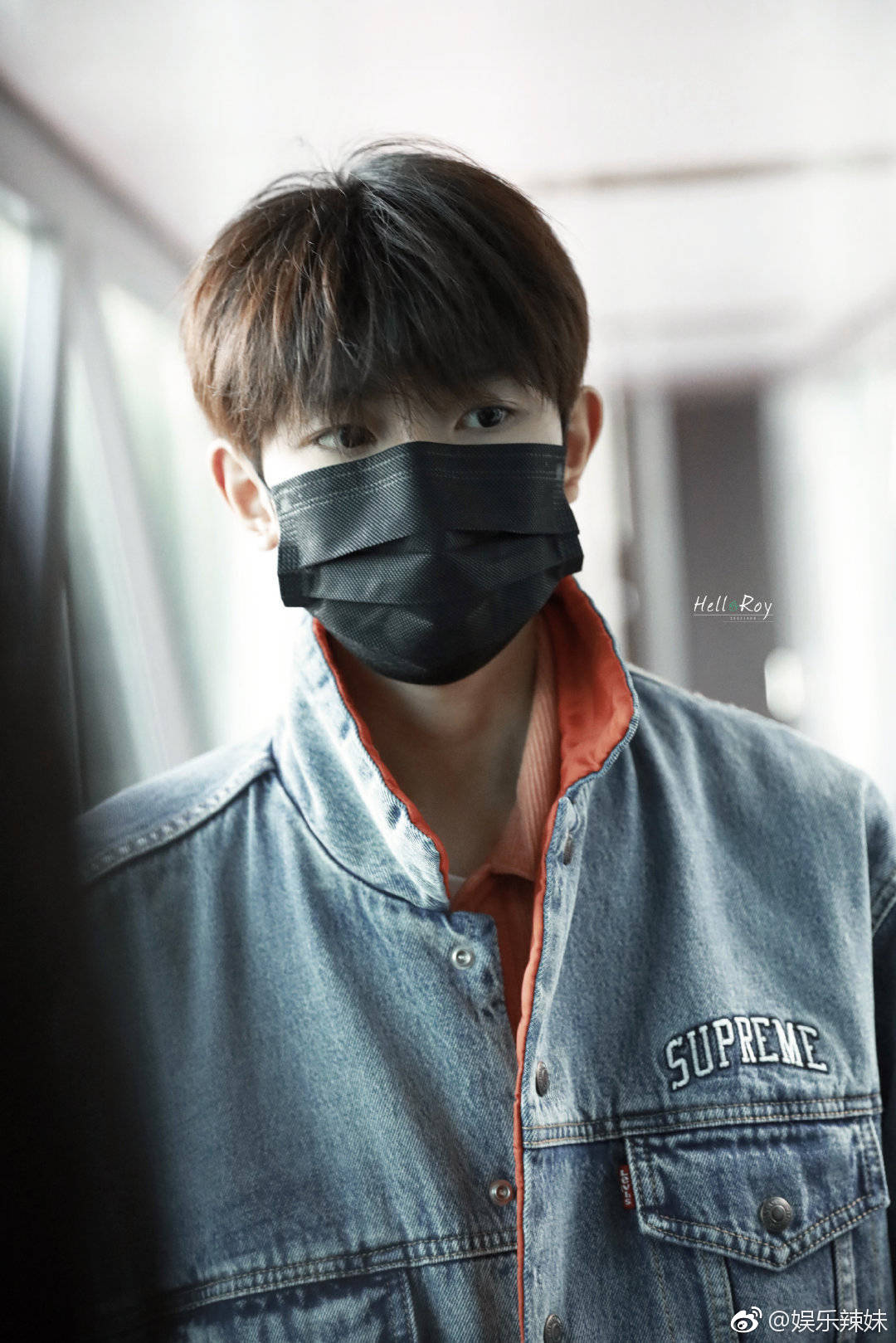 王源北京飞上海机场饭拍,顺毛源有点懵|王源|上海机场|头发_新浪新闻