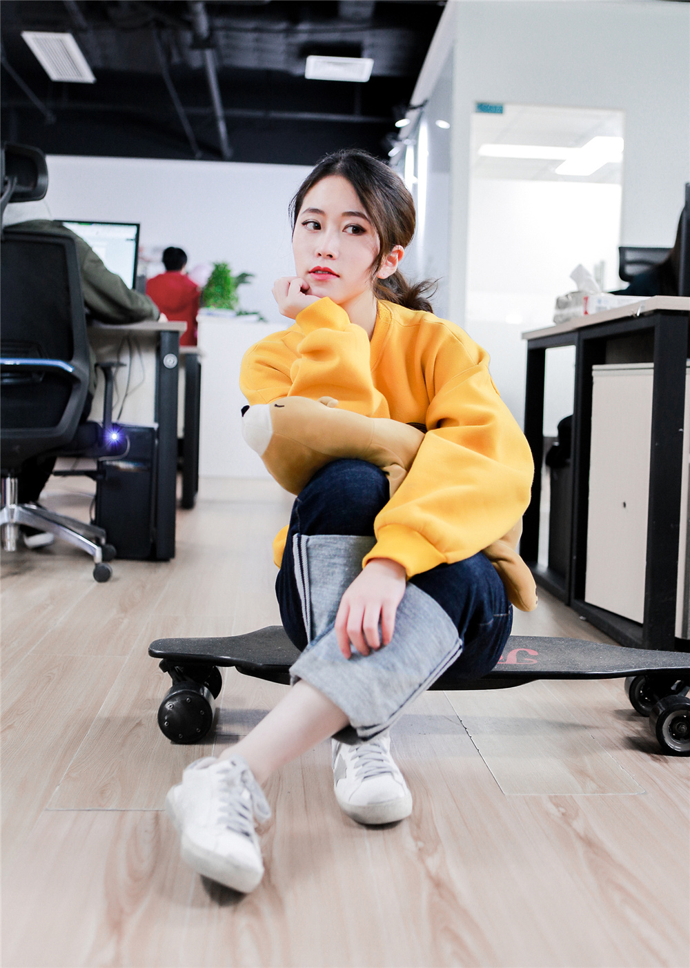 没想到美食达人还是时髦精,办公室小野拍和风写真,秒变霸气女侠