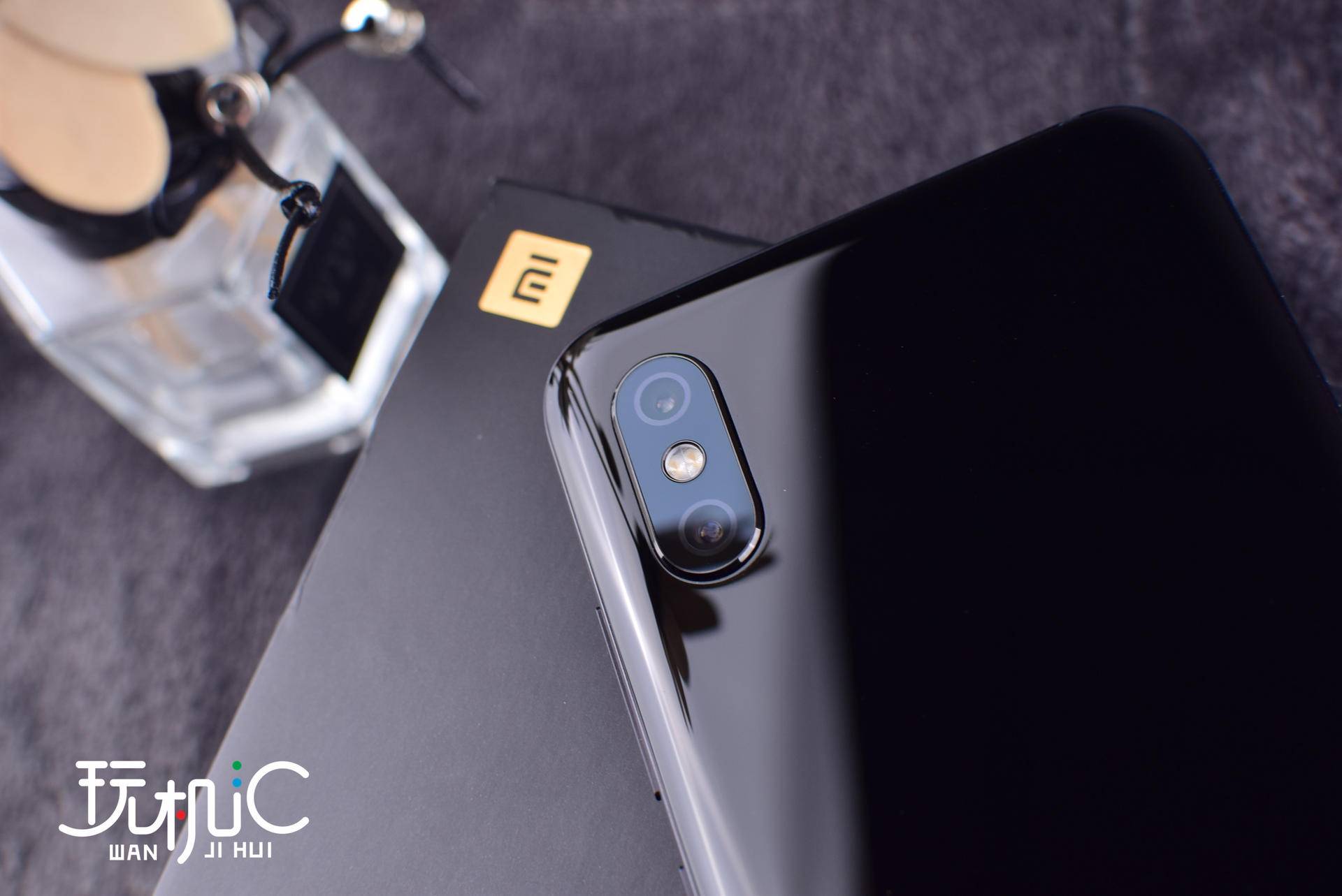 小米8背部配置的是两个1200万像素摄像头,闪光灯放置在两个镜头的中间