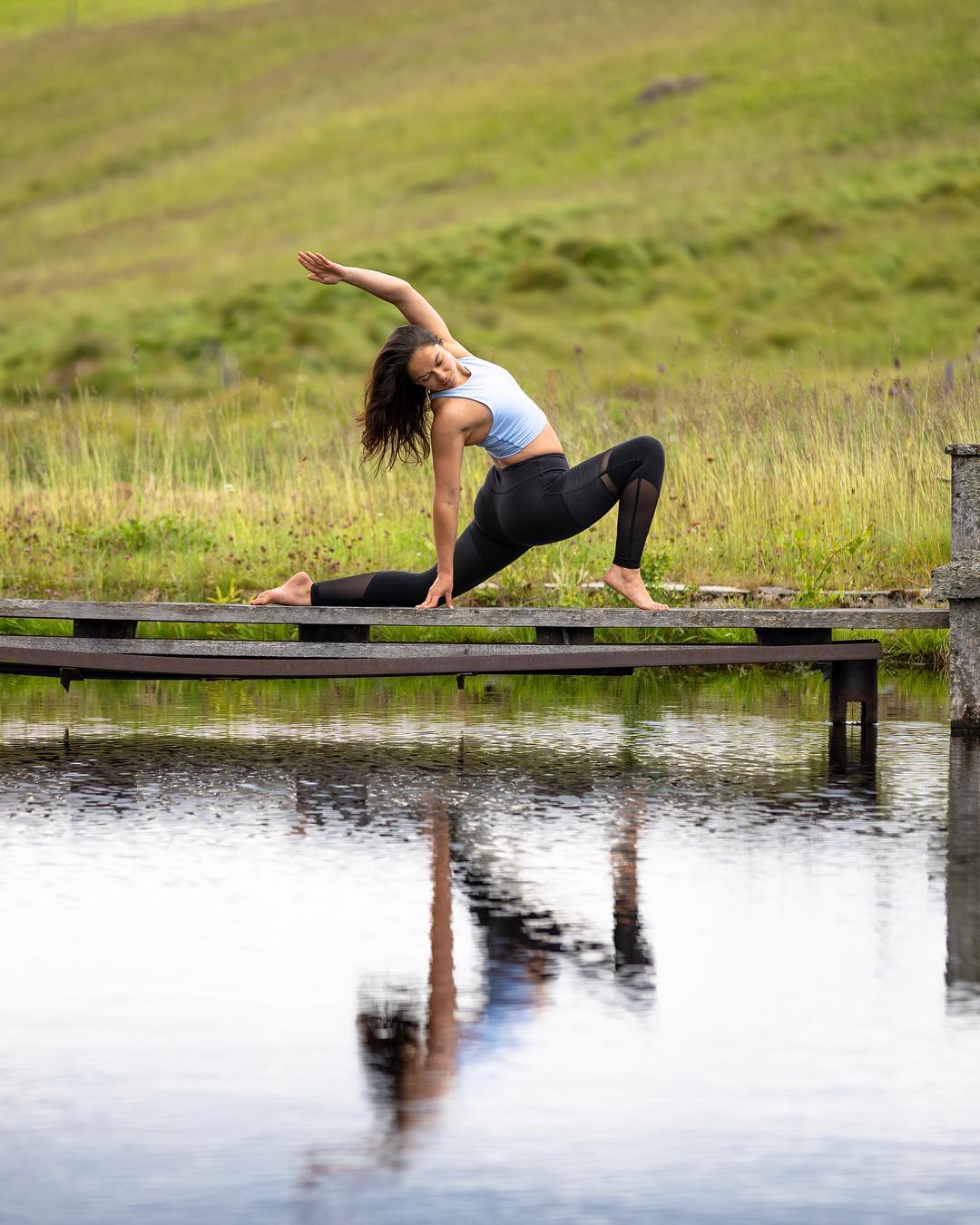 摆脱混沌的生活,享受云端的自由瑜伽体式