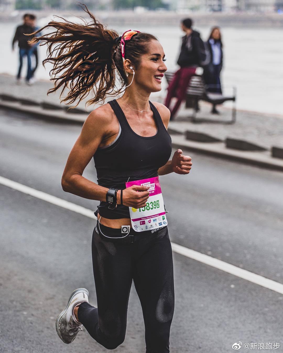 跑步的小姐姐,这身材怎么样?