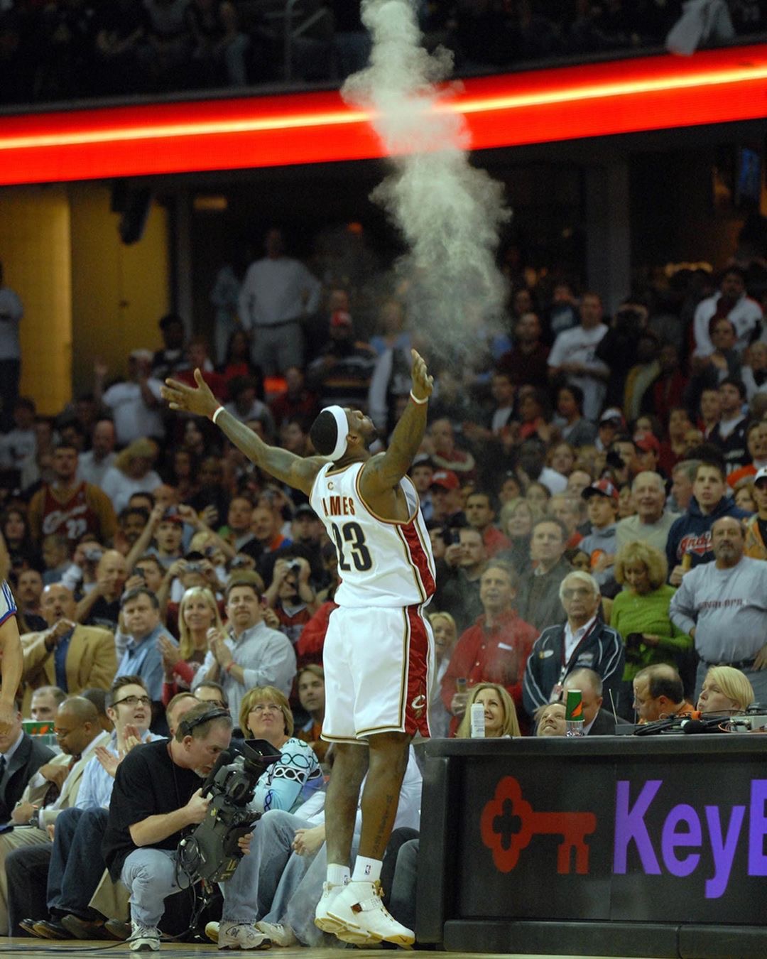 詹姆斯抛镁粉的一组高清图片,简直不要太霸气