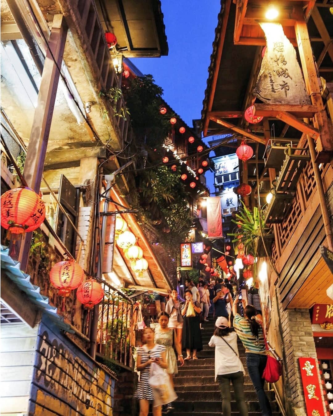 老街因台湾电影《悲情城市》而名声大噪,也是宫崎骏动画《千与千寻》