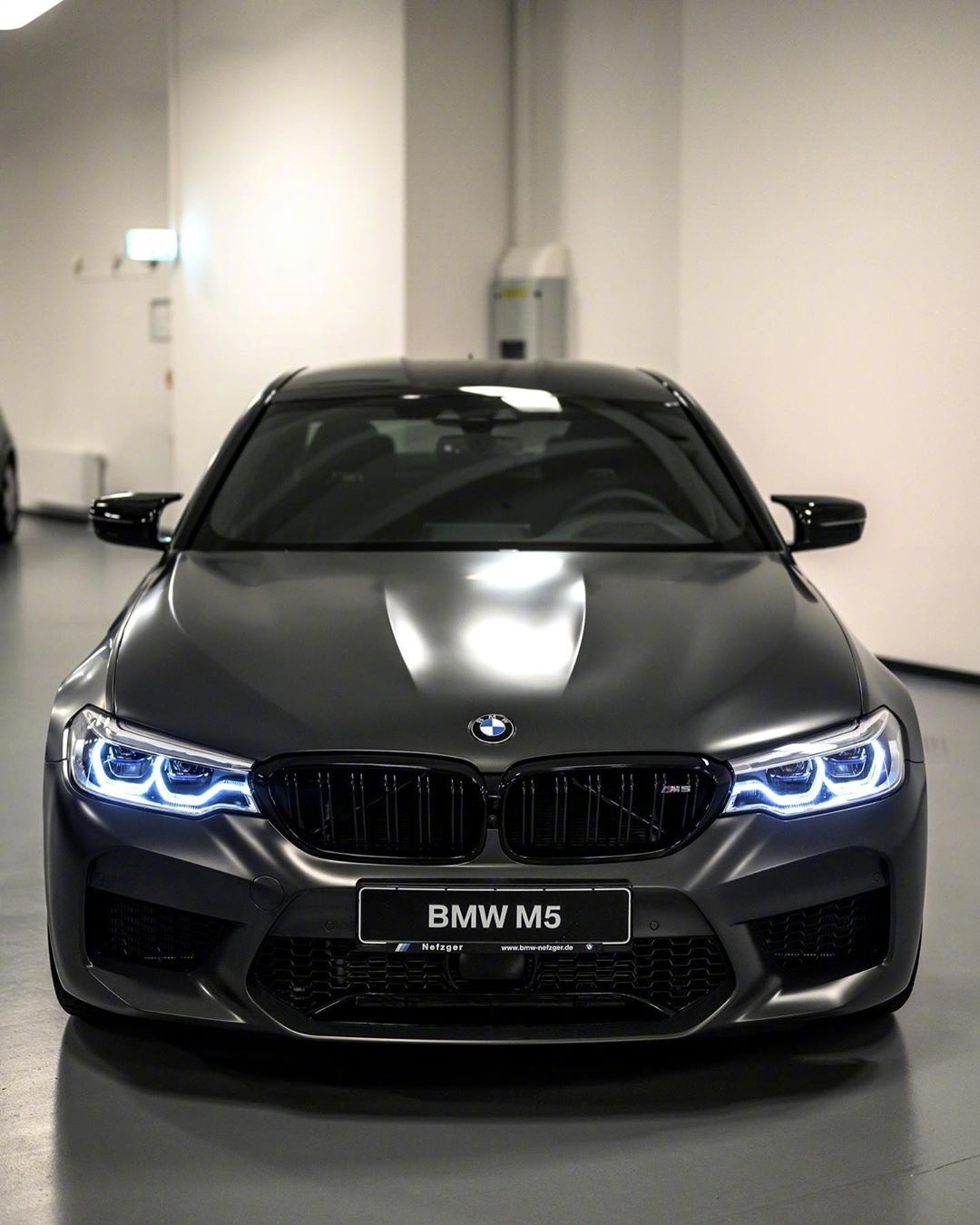 战斗金属灰色的西装暴徒宝马m5!_高清图集_新浪网