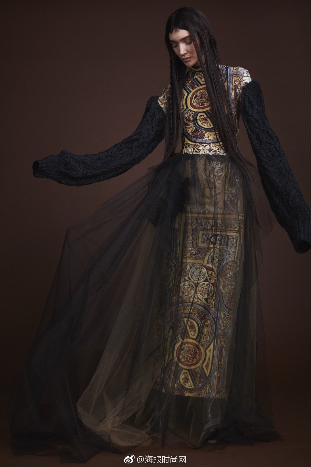 verawang中国 2019 秋冬系列中展示了 vera wang 对凯尔特服饰的探