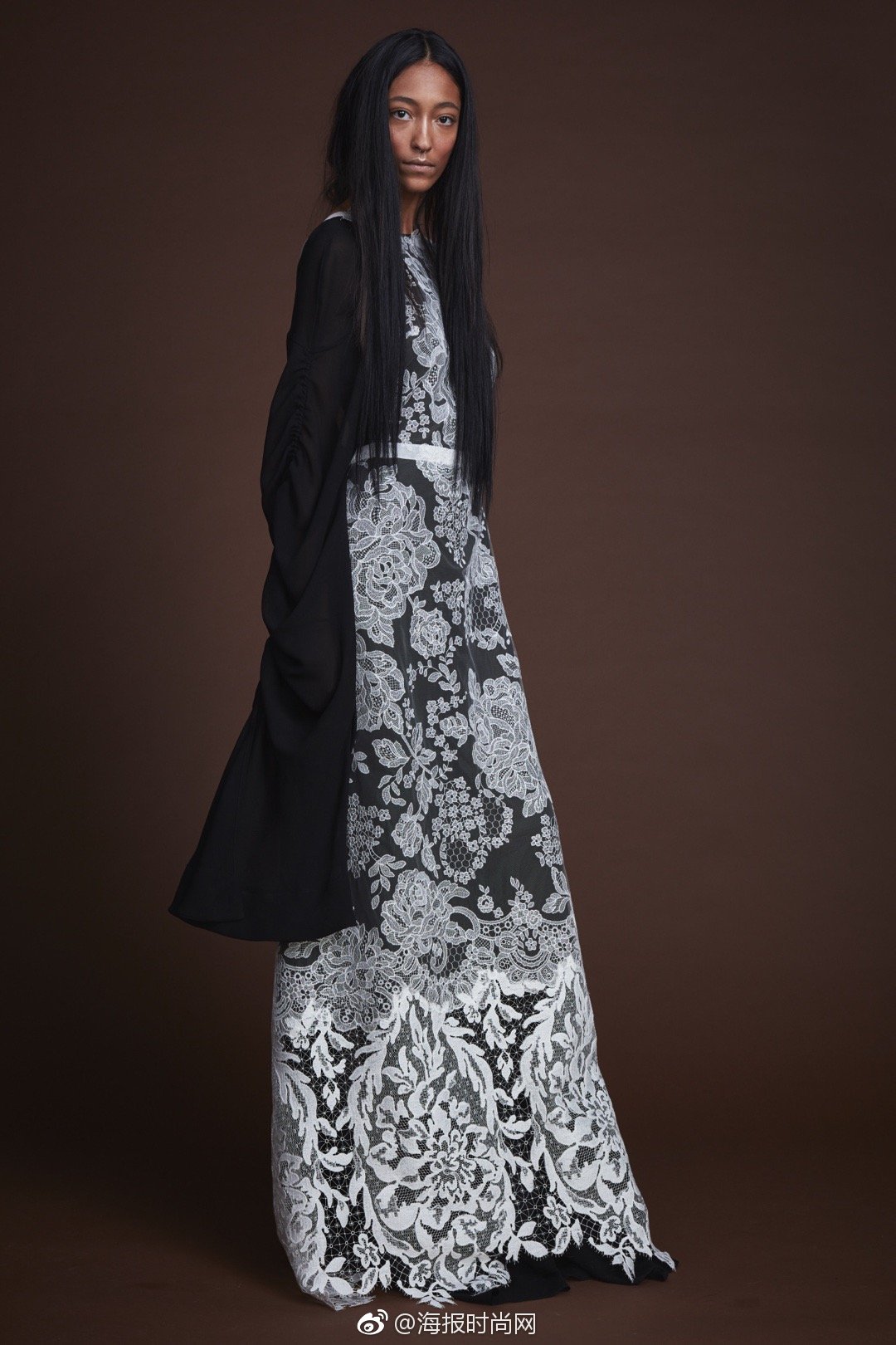 verawang中国 2019 秋冬系列中展示了 vera wang 对凯尔特服饰的探