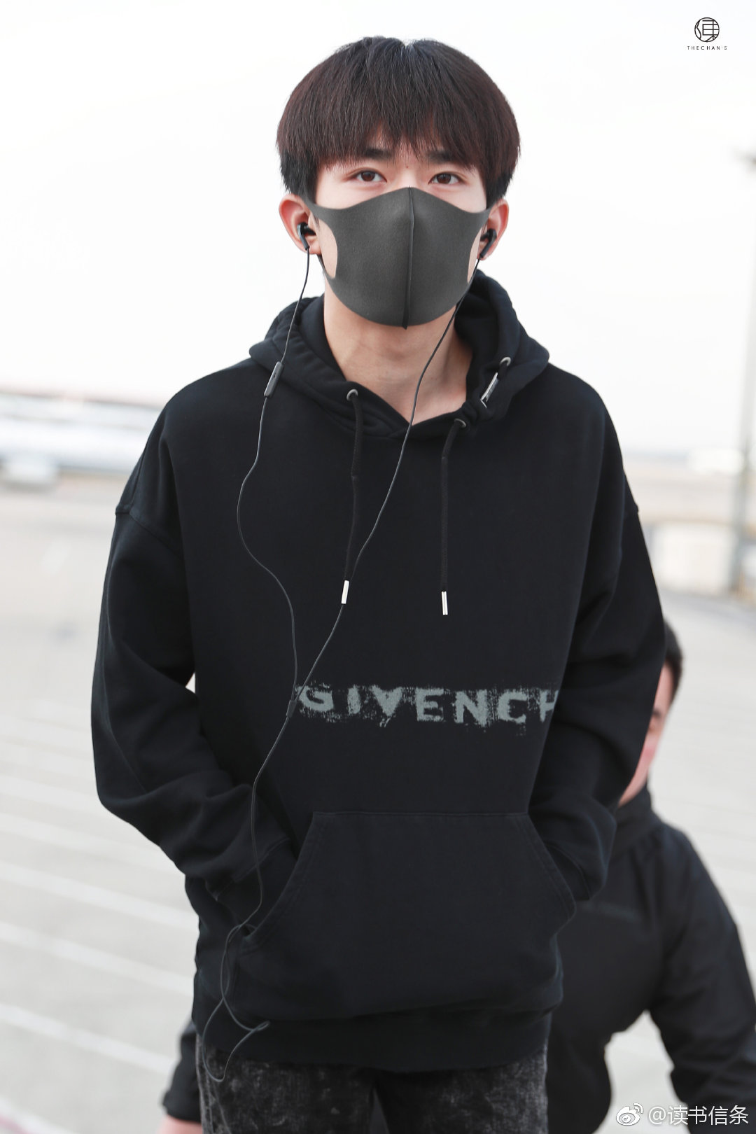 据悉易烊千玺身穿黑色卫衣 破洞裤前往上海录制《这就是街舞》第二季