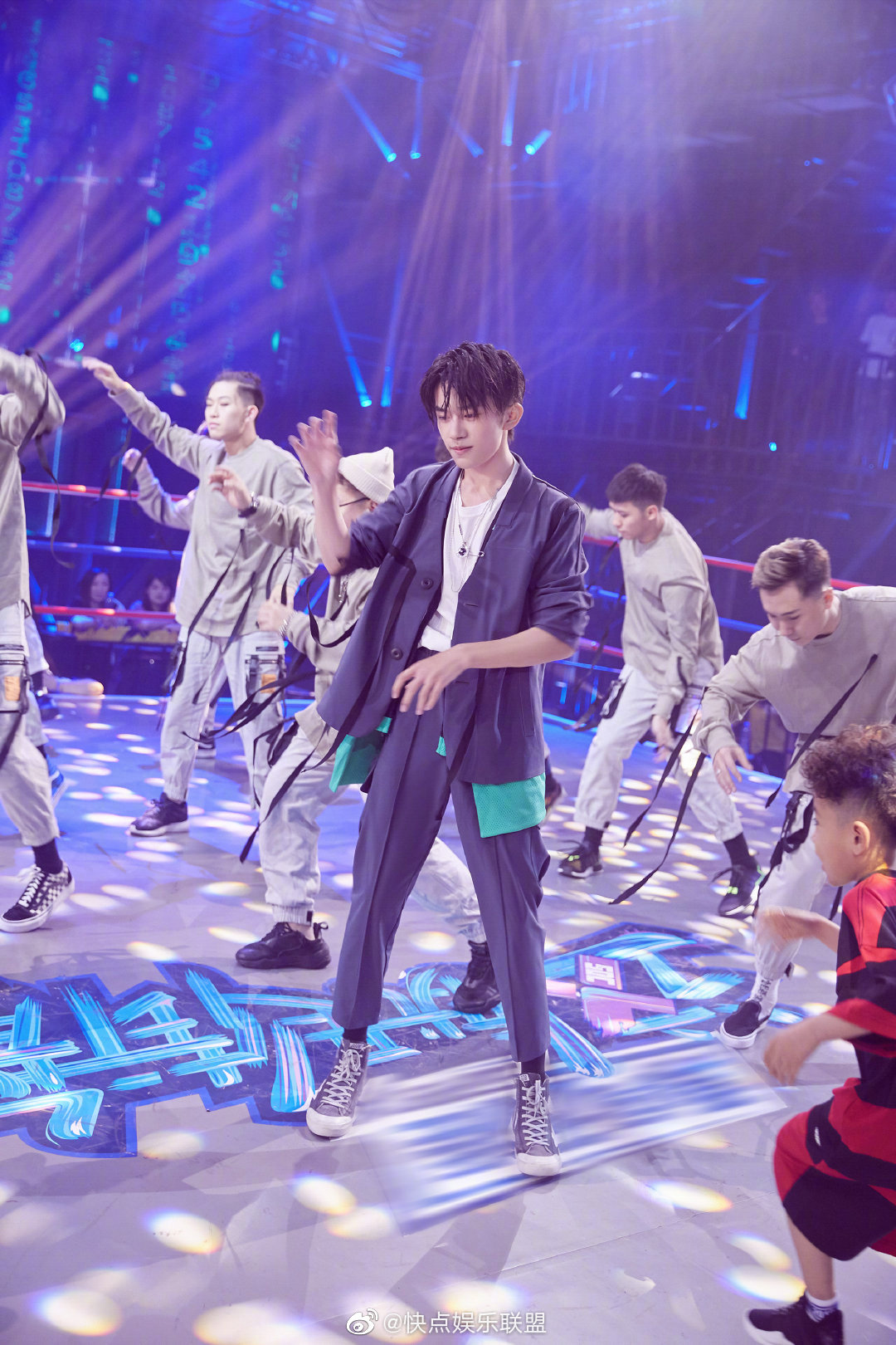 易队长@tfboys-易烊千玺 携手易燃装置,带来队长大秀