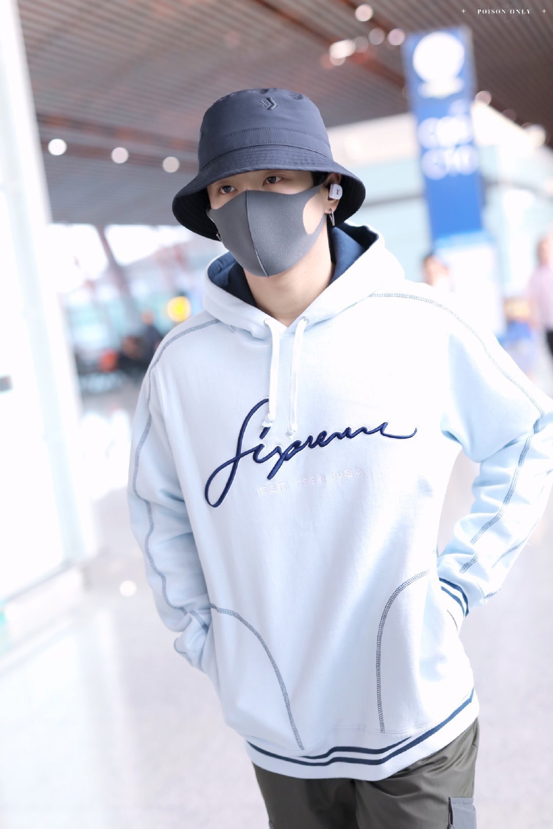 李汶翰机场饭拍北京76武汉白色卫衣工装裤黑色渔夫帽插兜走在