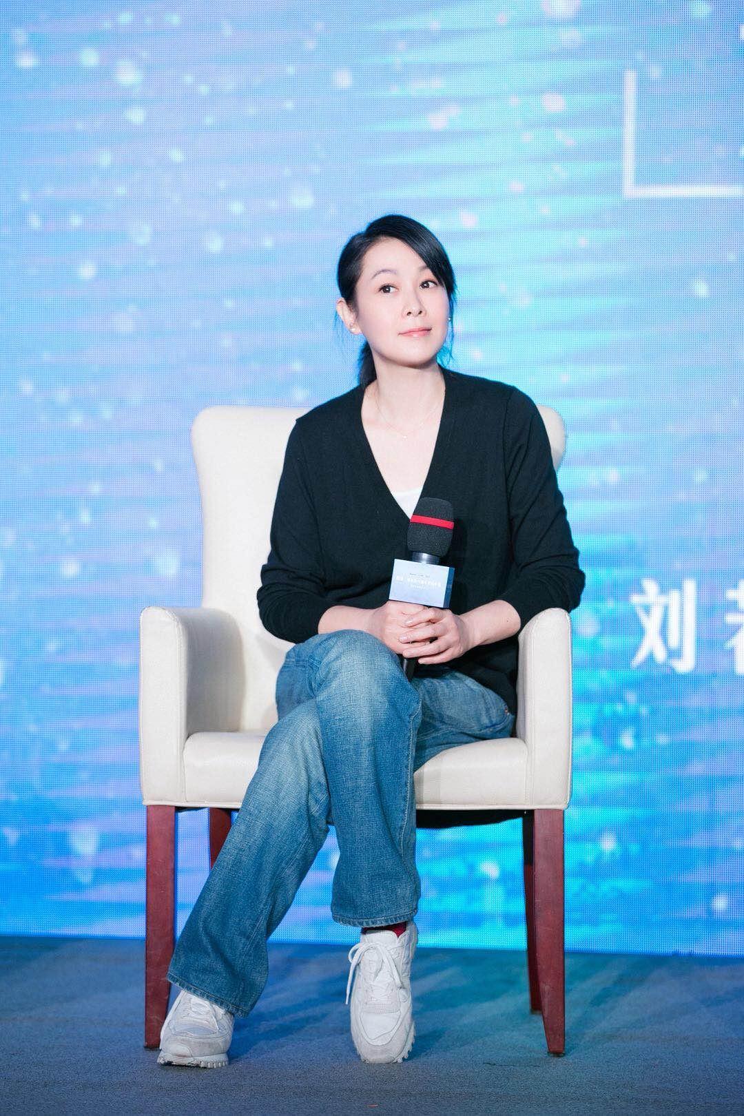 刘若英不老女神,格子衬衫搭配牛仔裤走机场高级时髦,年轻貌美