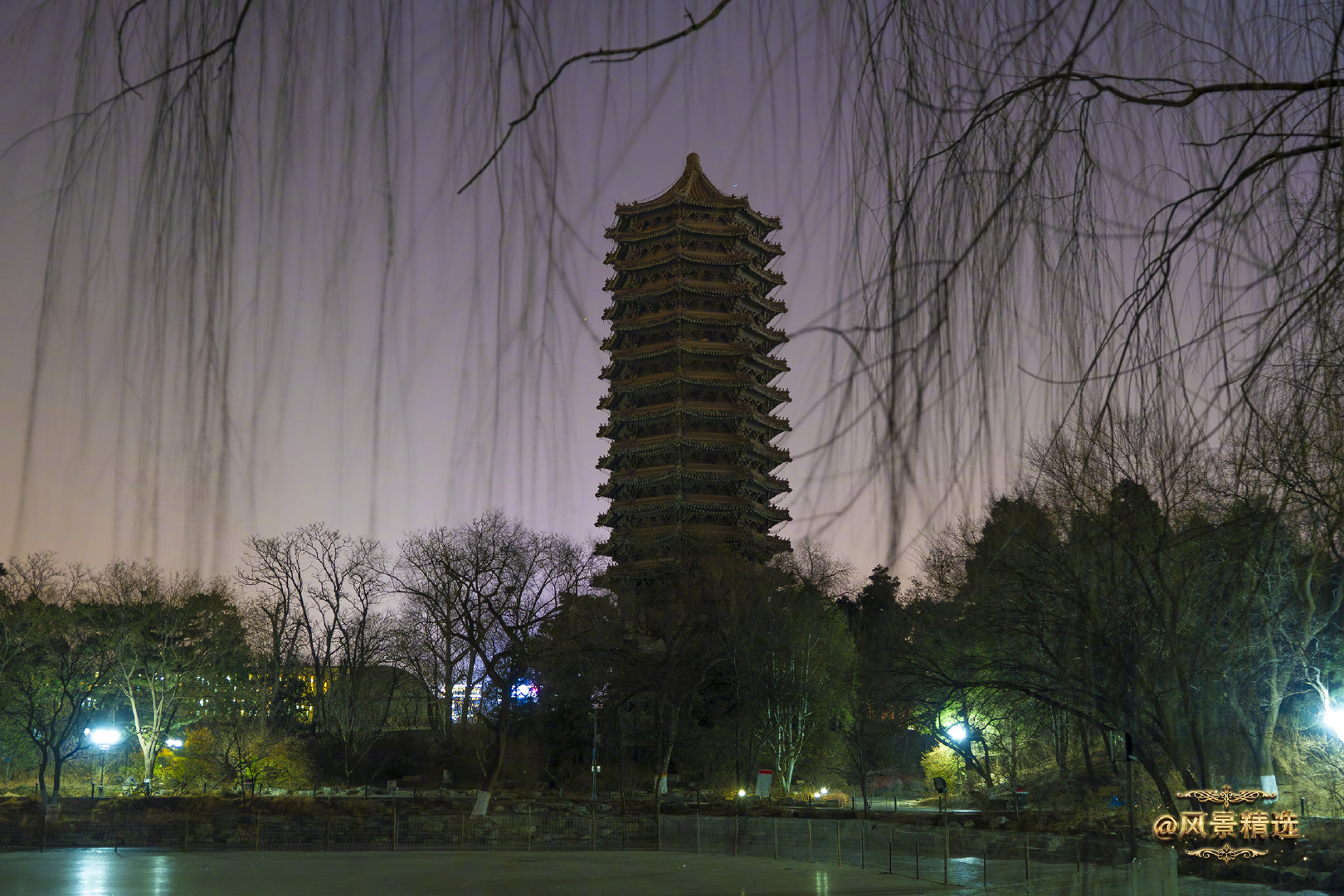 北京大学校门夜景图片
