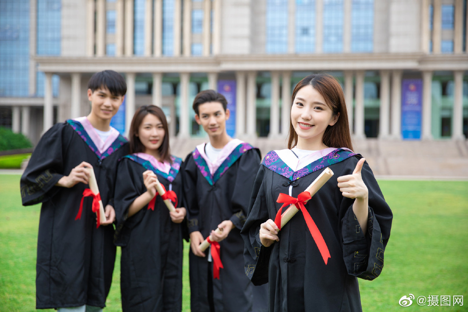 学士服毕业照大家都在拍可同样的姿势