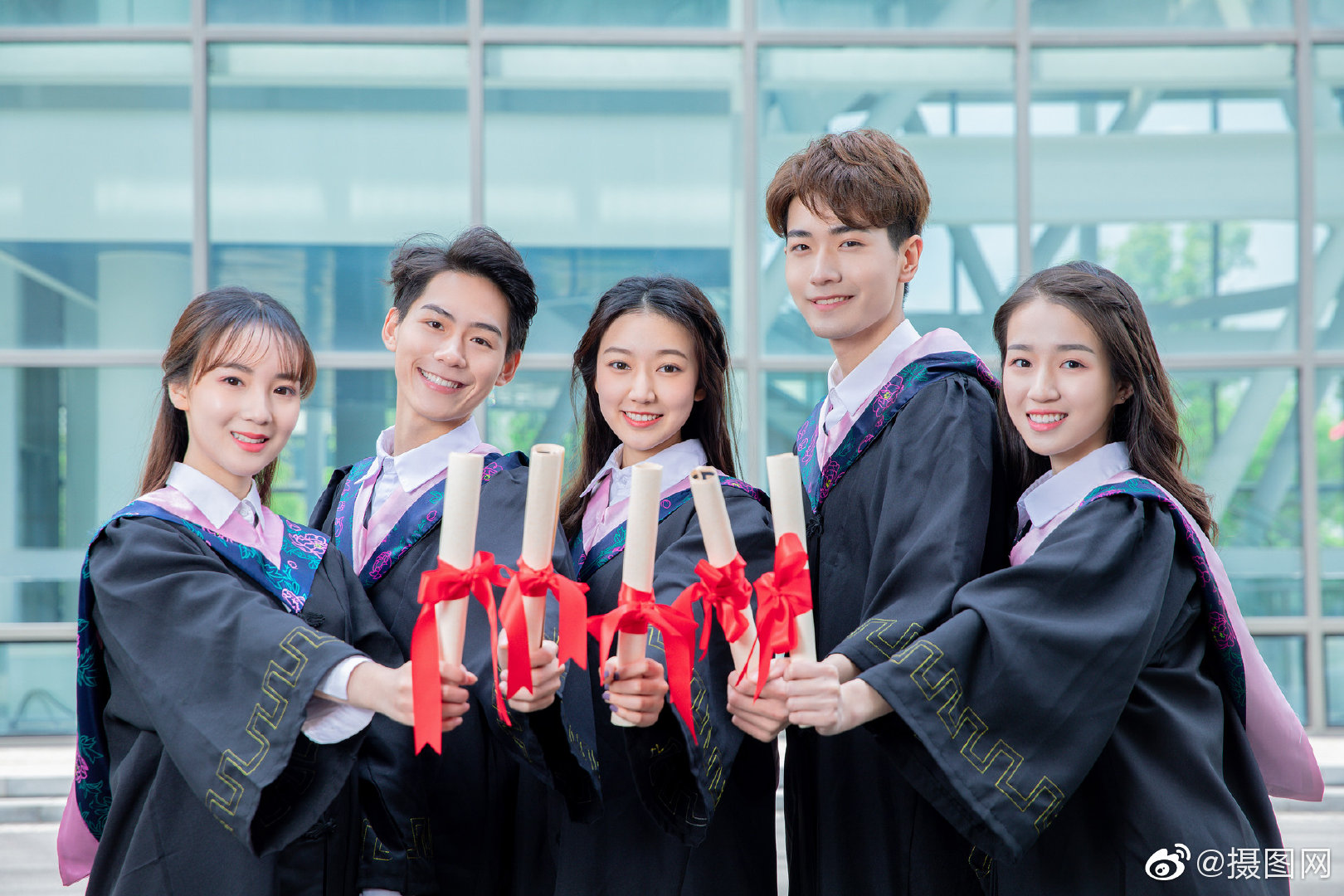 学士服毕业照大家都在拍可同样的姿势