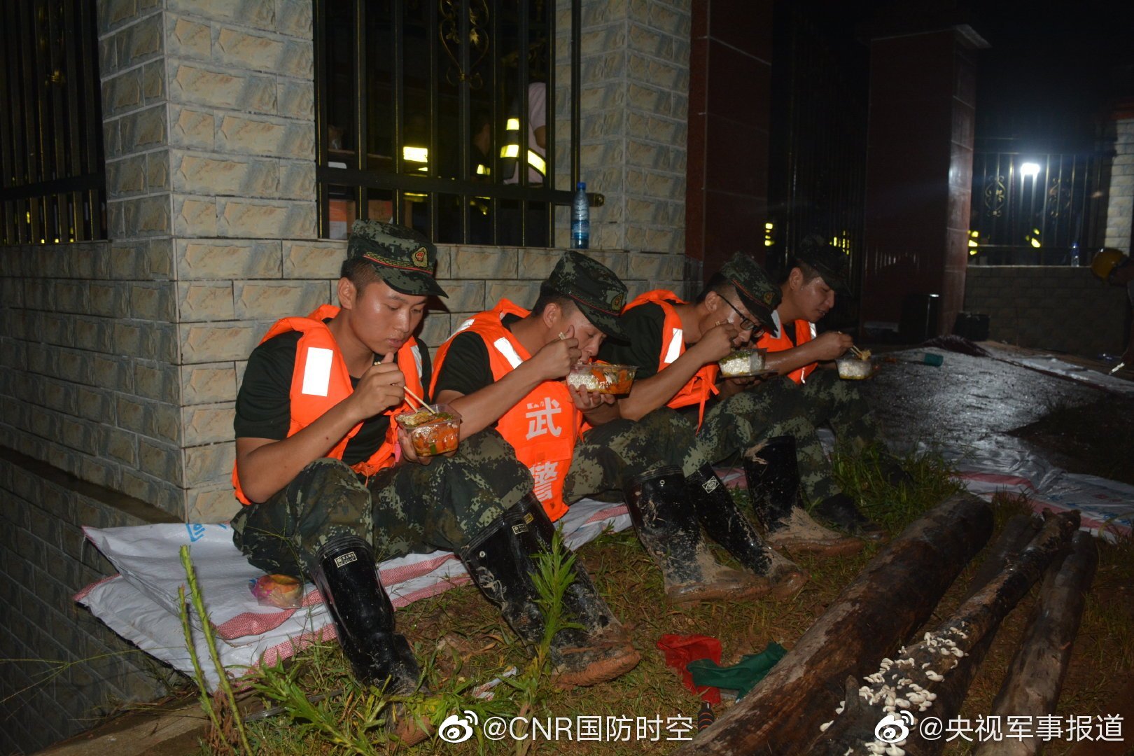 风雨中的橄榄绿格外耀眼武警某部交通第一支队衡阳抗洪抢险持续奋