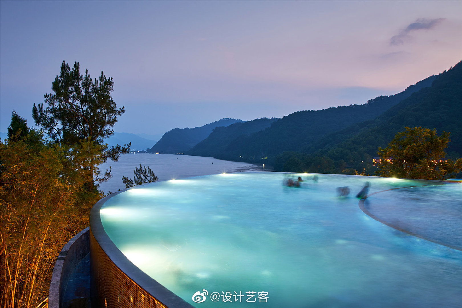 杭州富春江畔的网红空中景观泳池景观,夏天值得一去.