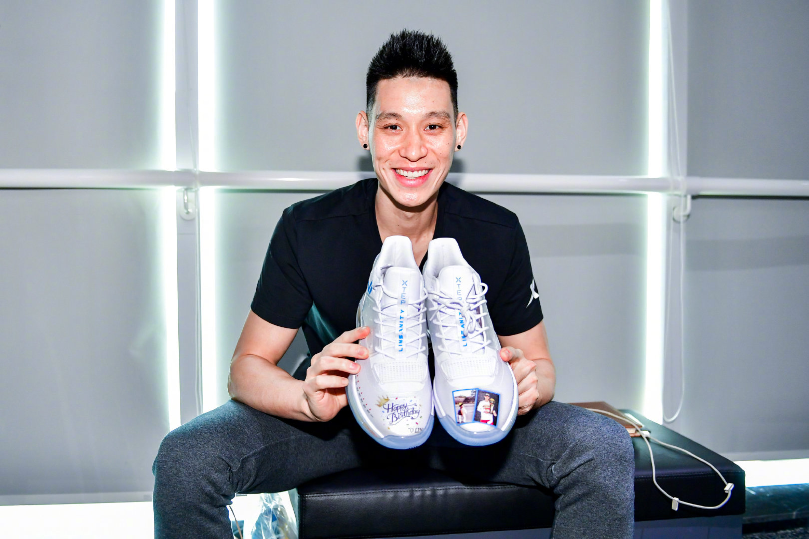 jeremylin林书豪空降厦门啦8月22日林书豪现身特步公司大楼