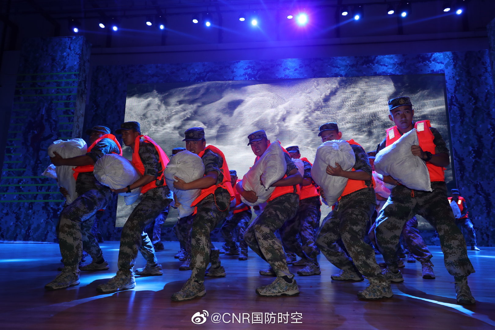 一场"无悔军旅路"文艺晚会送别退伍老兵们