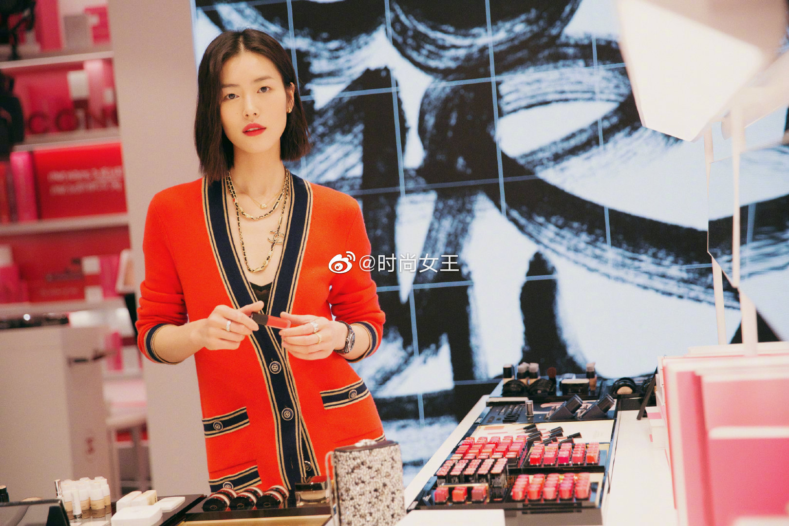 刘雯for chanel 彩妆,红色针织外套,搭配coco crush高级珠宝
