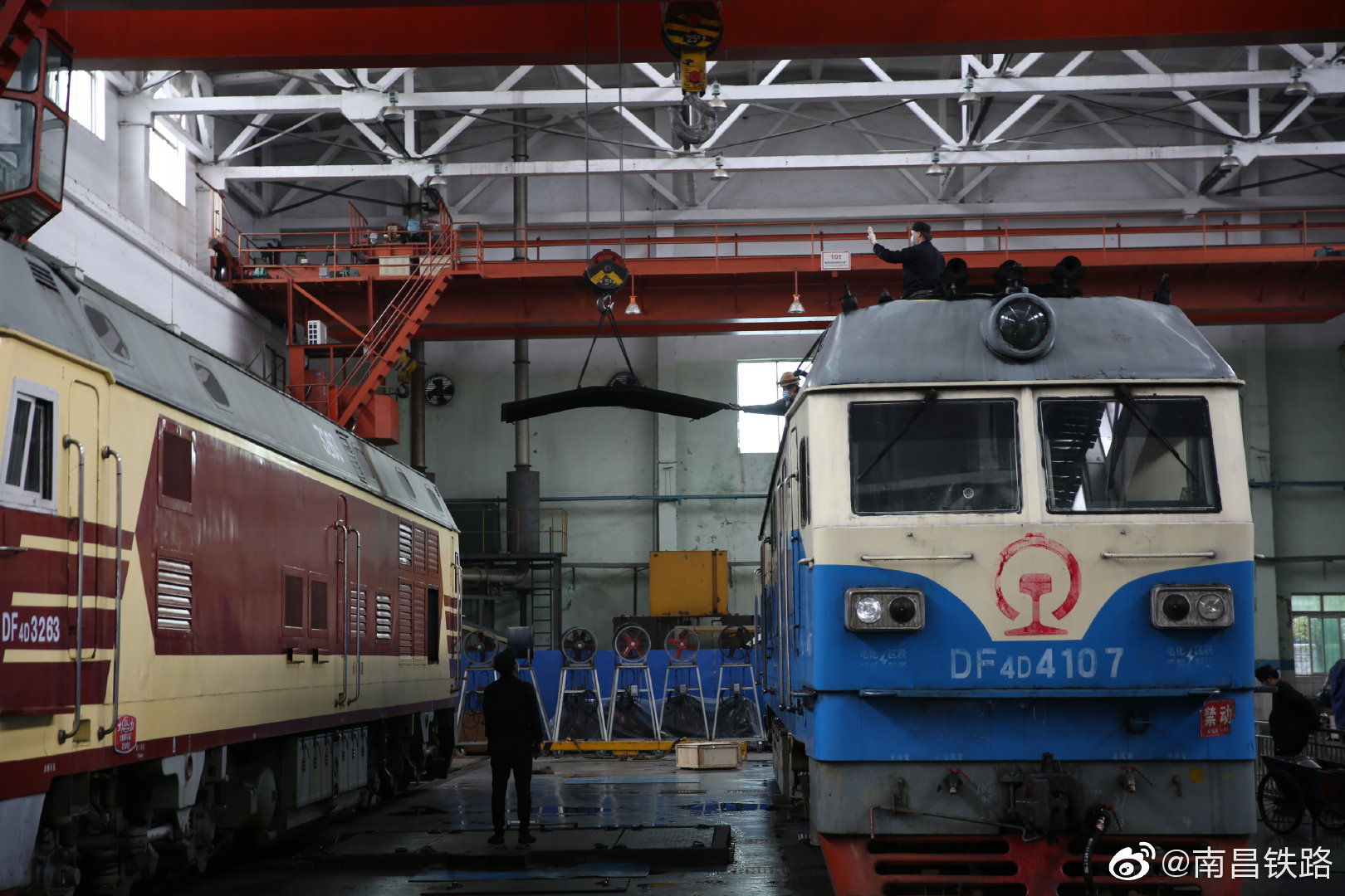 南铁向塘机务段 职工不惧污渍,油腻,铆足了劲头