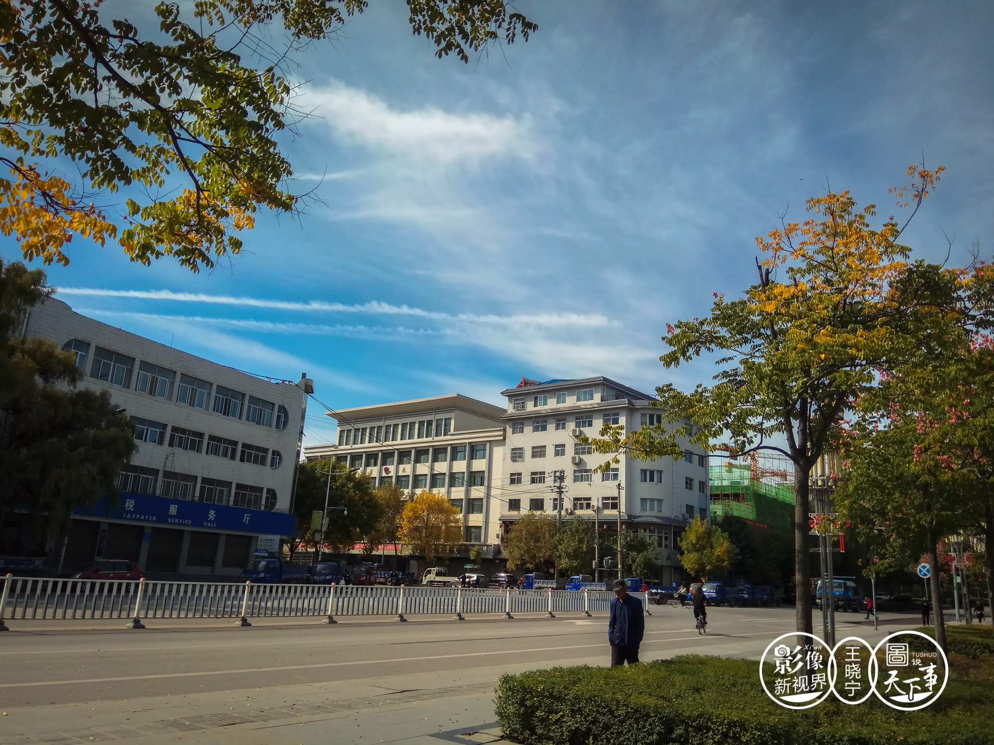 丝绸之路行走进甘肃泾川 参观博物馆看街景