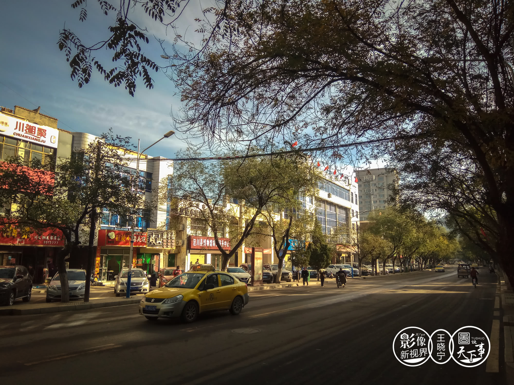 丝绸之路行走进甘肃泾川 参观博物馆看街景