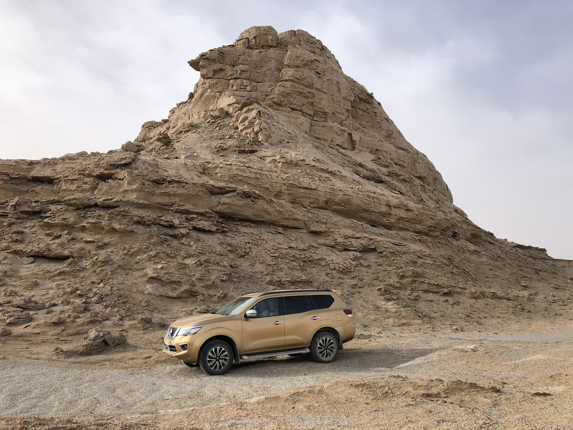 开着硬派越野车穿越雪山,戈壁,是一种怎样的体验?