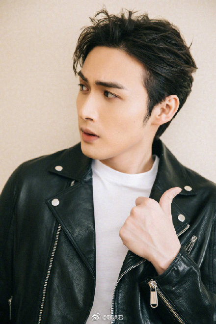 张彬彬vin机车装真的很酷非常霸气大家喜欢彬彬的硬朗造型吗