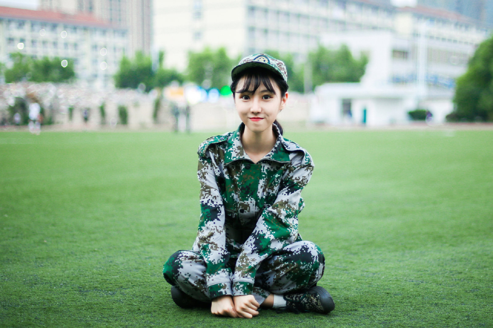 近期获取大学女新生军训图一组,高校不明