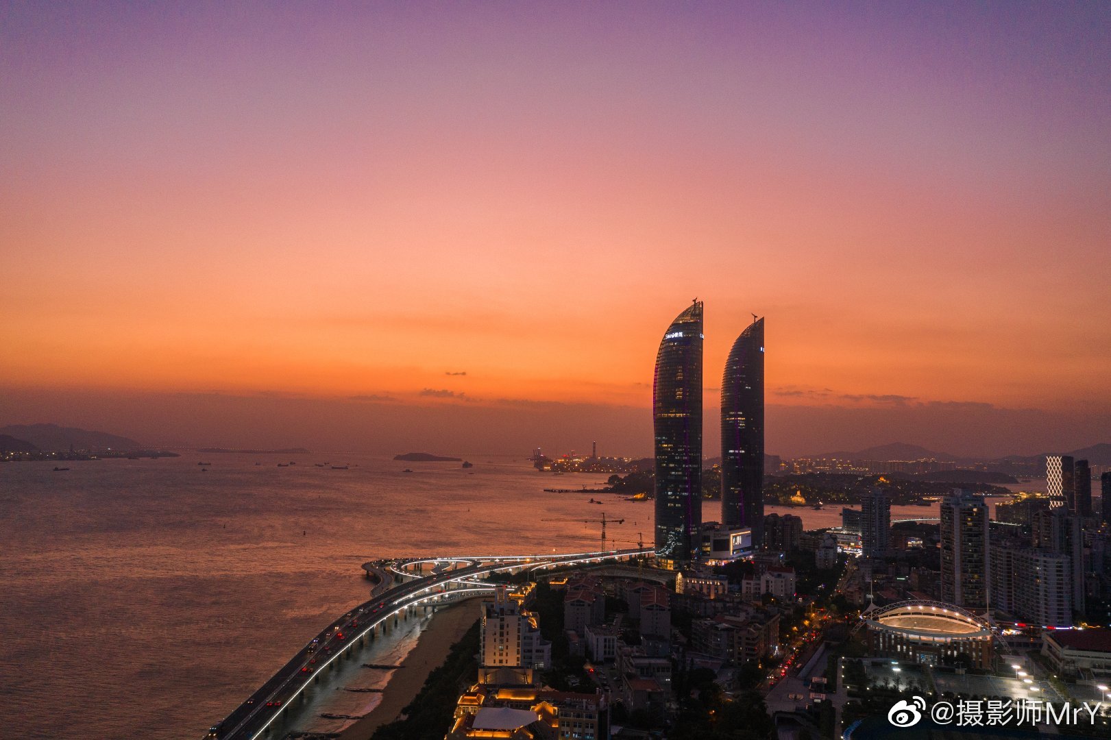 厦门旅游网红景点:高约300米的世茂双子塔 :@摄影师mry|双子塔|旅游网