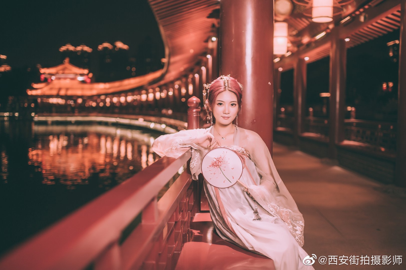 一组大唐芙蓉园的夜景汉服旅拍写真.摄影我地点@西安大唐芙蓉园 .