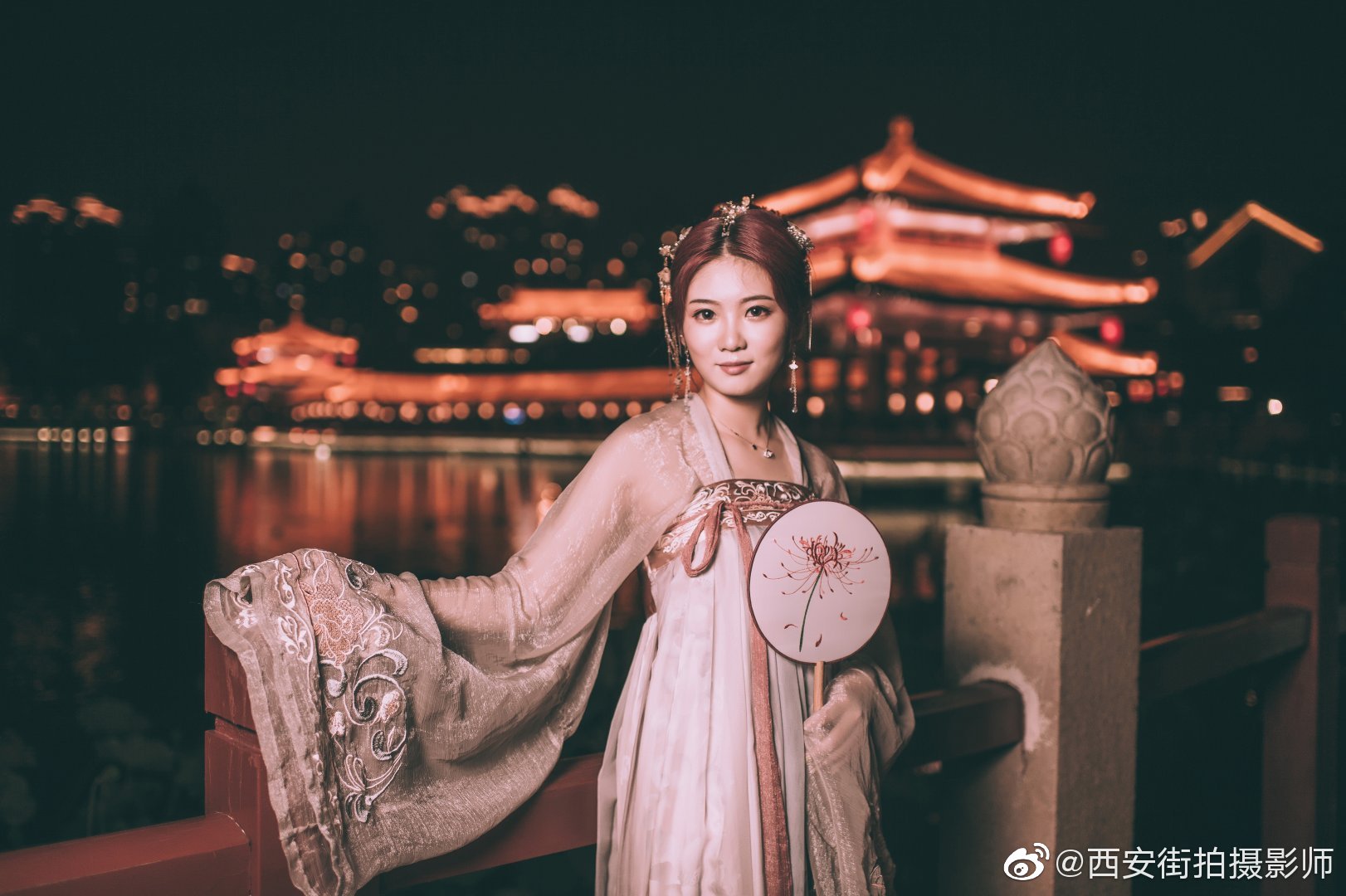 一组大唐芙蓉园的夜景汉服旅拍写真.