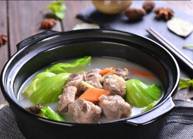 砂锅咸骨芥菜煲,咸香的猪骨配上甘凉的芥菜,肥而不腻,非常下饭