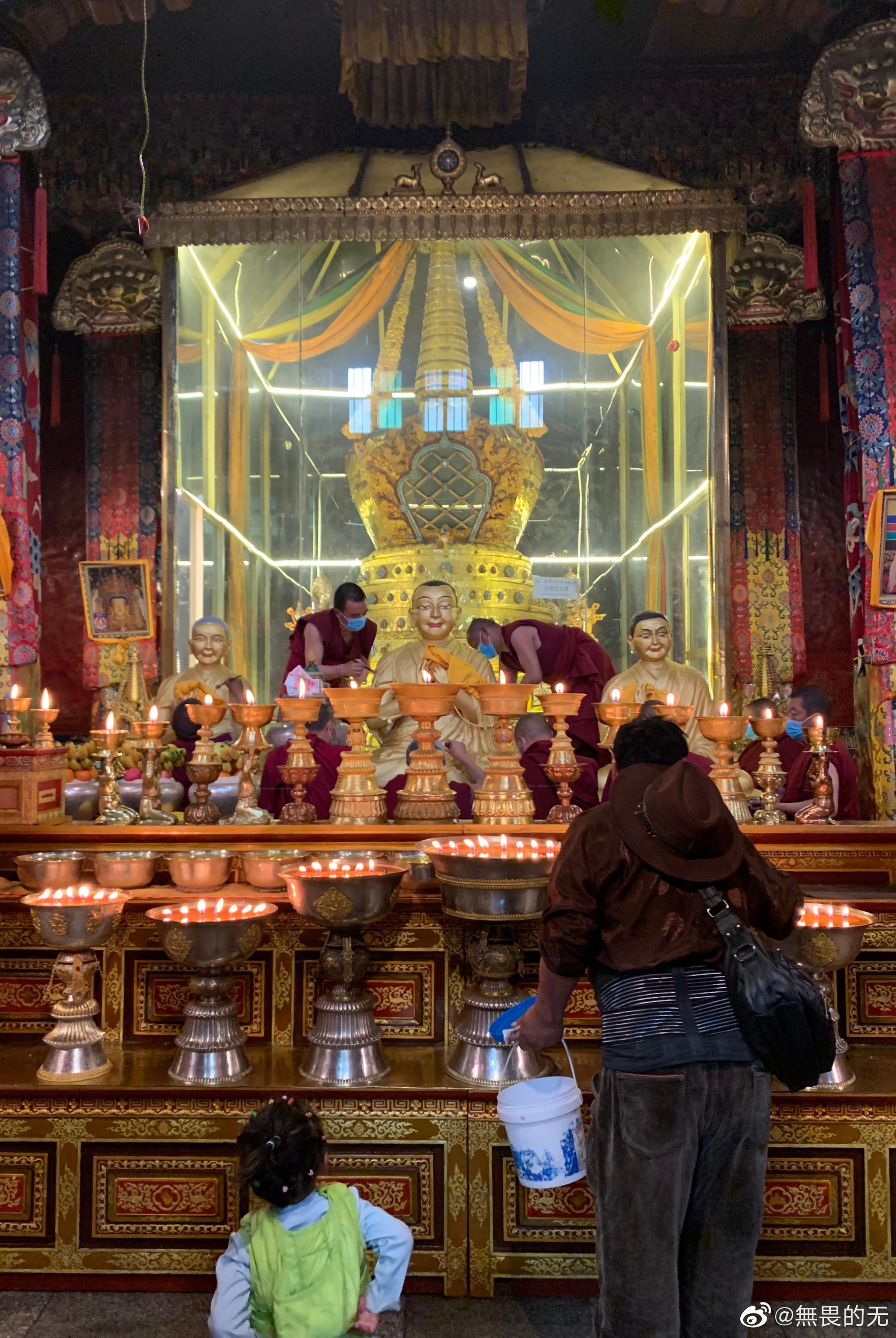 格鲁派甘丹寺,巧遇宗喀巴塑像刷金身