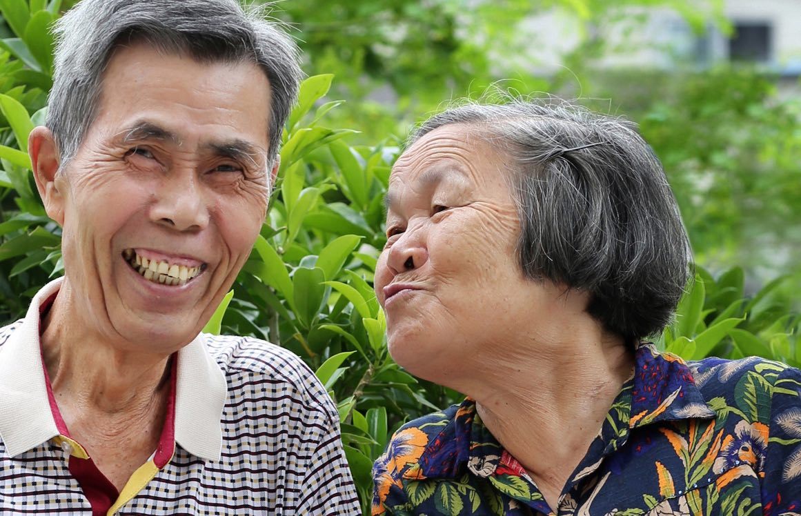 最佳人物肖像类摄影奖《幸福老人》表现了一对幸福老人的温馨情感