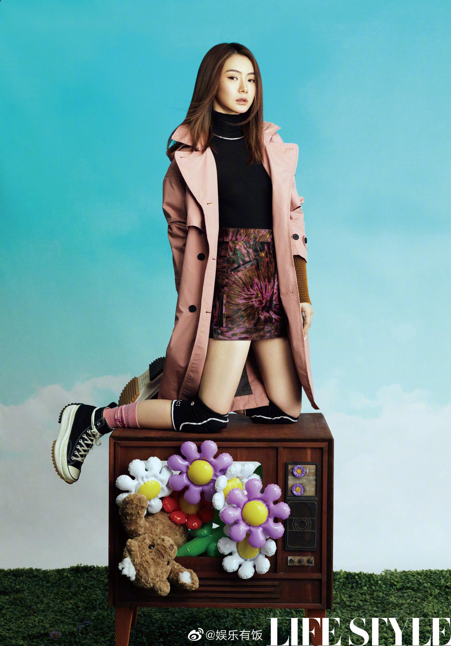 戚薇 释出最新杂志封面大片,复古风潮中的多套造型look轻松驾驭