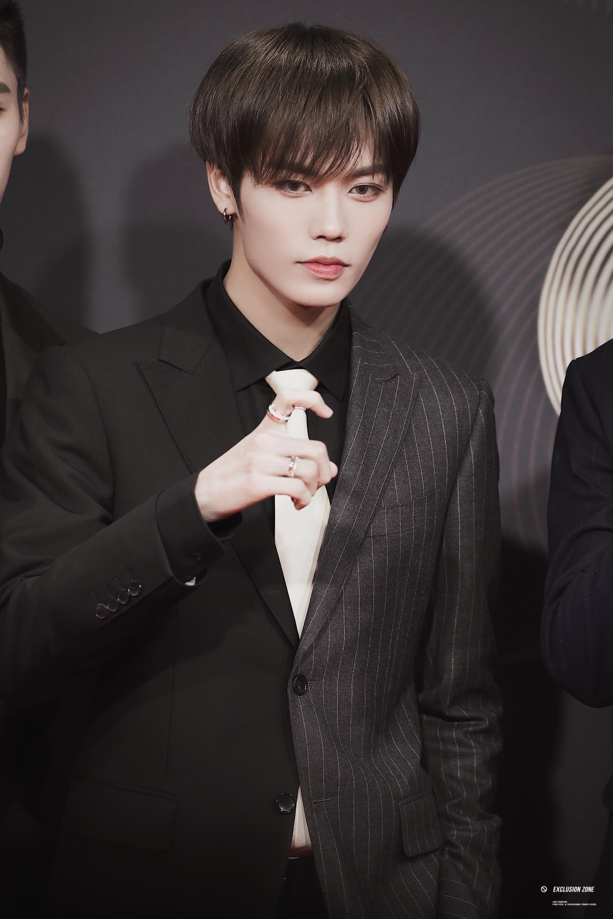 林彦俊微博之夜红毯饭拍,一身黑色西装 白领带 黑发顺毛