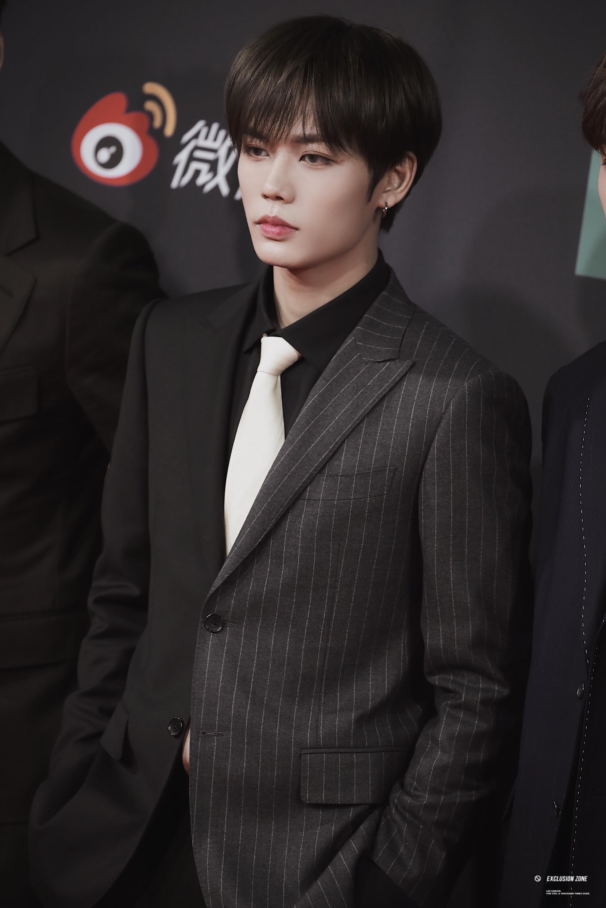 林彦俊微博之夜红毯饭拍,一身黑色西装 白领带 黑发顺毛