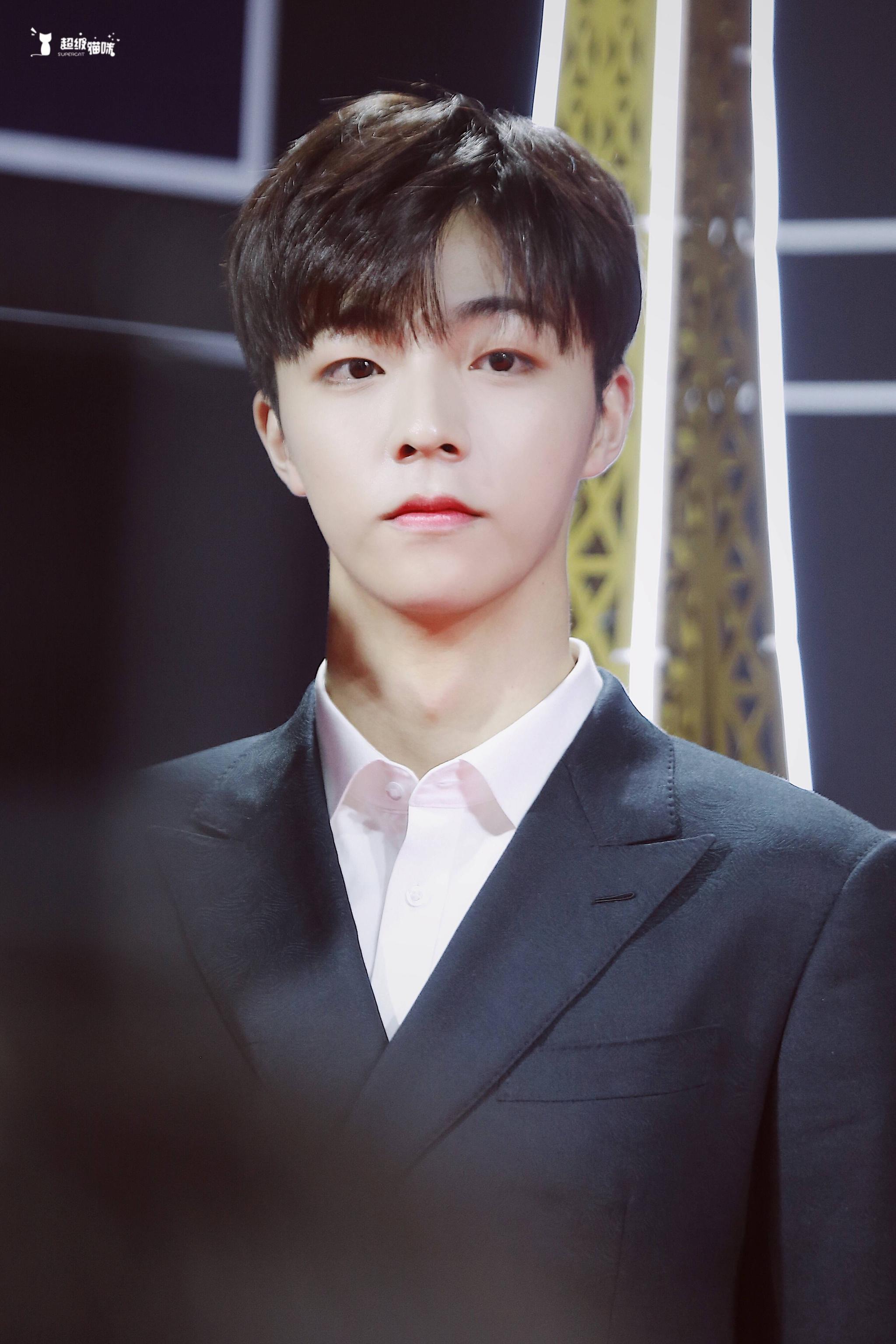 陈立农微博之夜红毯饭拍高清图~双排扣西装搭配白色